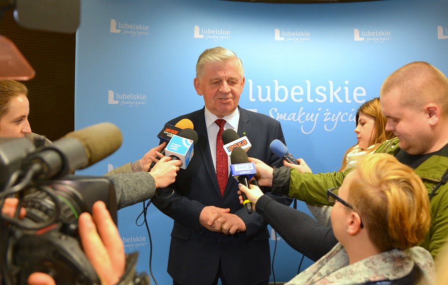 Marszałek Sławomir Sosnowski podczas konferencji prasowej Marszałek Sławomir Sosnowski przekazuje dziennikarzom informacje o zachowaniu pełnej dotacji unijnej przez Port Lotniczy Lublin
