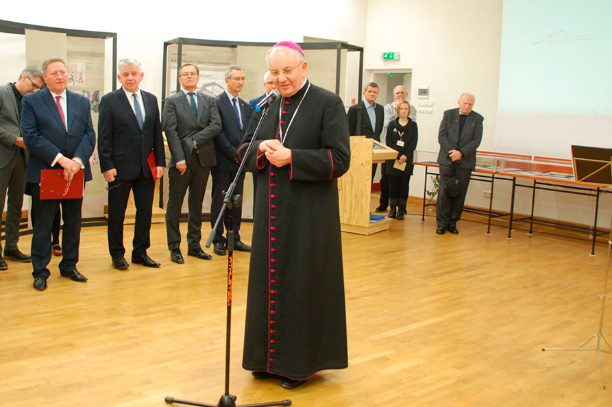 Arcybiskup Stanisław Budzik otwiera wystawe