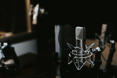 Zdjęcie mikrofonu pojemnościowego na tle studia nagraniowego w radiu
