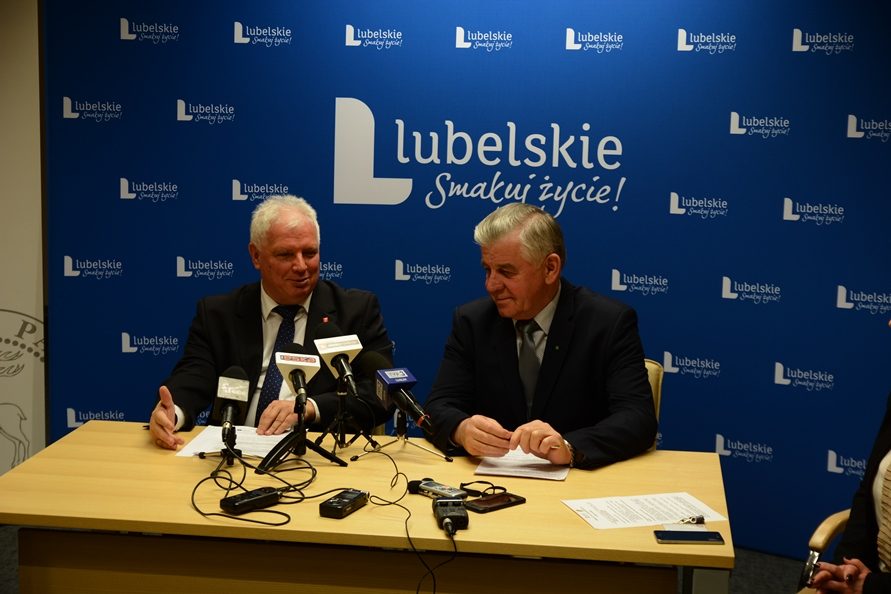 Od lewej Zbigniew Bartnik, prezes Lubelskiego Związku Piłki Nożnej i marszałek Sławomir Sosnowski