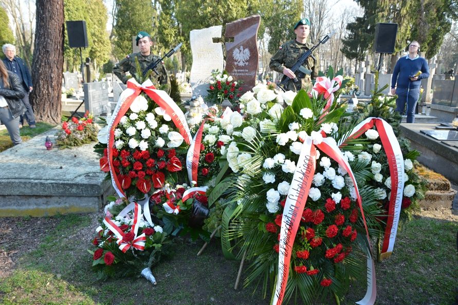 Kwiaty na grobie Edwarda Wojtasa