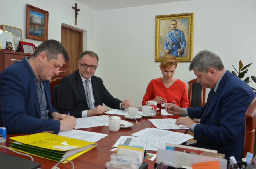 Umowę podpisali marszałek Grzegorz Kausta, burmistrz Jarosław Żaczek oraz skarbnik Dariusz Sosnowski