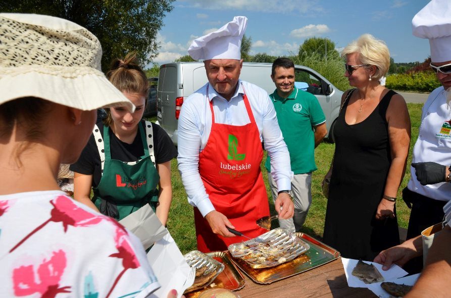 Wicemarszałek Grzegorz Kapusta gotuje podczas festynu