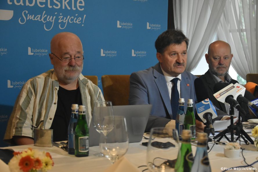 Konferencja prasowa Europejskiego Festiwalu Smaku. Przy stole od lewej Waldemar Sulisz dyrektor artystyczny festiwalu, członek zarządu województwa Zdzisław Szwed, Tomasz Solis radny Sejmiku Województwa Lubelskiego.