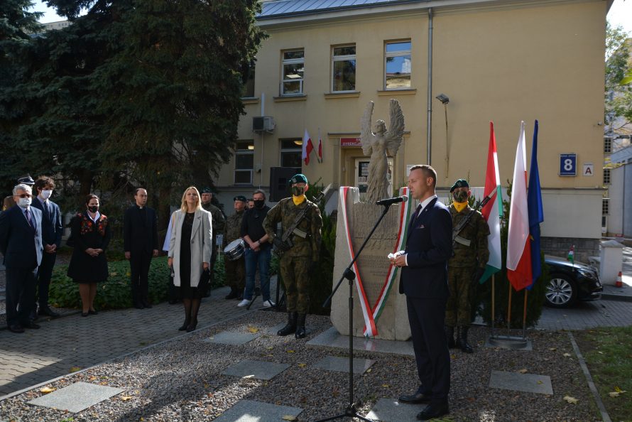 Zdjęcie przedstawia Wicemarszałka Województwa Lubelskiego MIchała Mulawę przemawiajacego podczas uroczystości odsłonięcia pomnika "Solidarności polsko-węgierskiej"