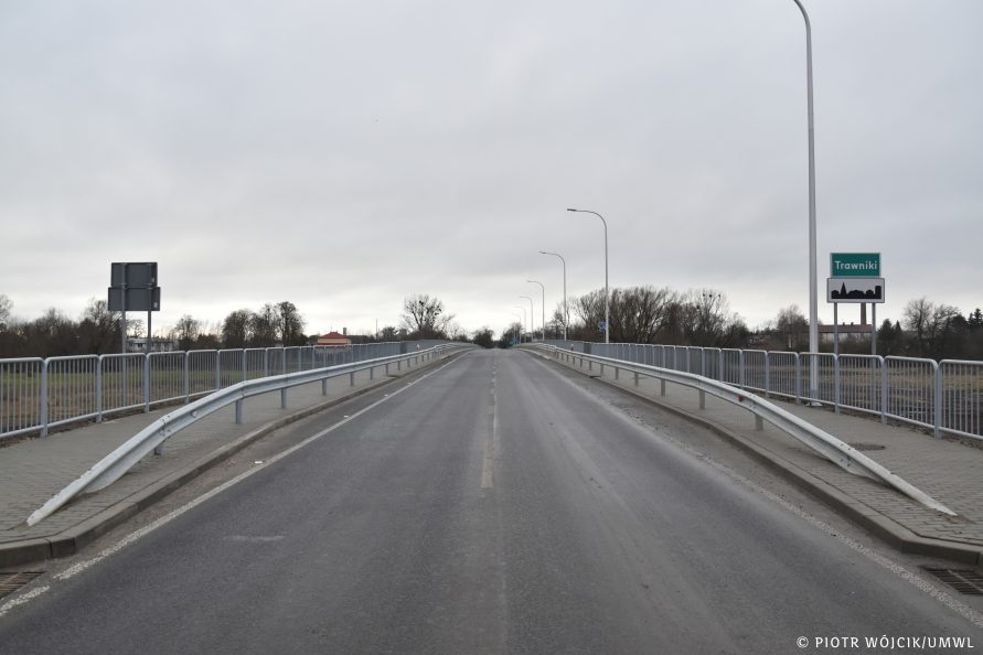 Jezdnia na nowym moście na rzecze Wieprz w miejscowości Trawniki