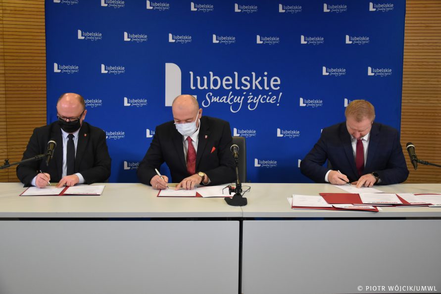 Od lewej: Burmistrz Kraśnika Wojciech Wilk, Burmistrz Urzędowa Paweł Dąbrowski, Wójt Gminy Dzierzkowice Marcin Gąsiorowski 