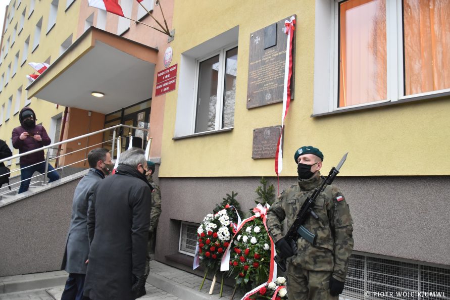 Marszałkowie Mulawa i Wojciechowski przed tablicą pamiątkową.