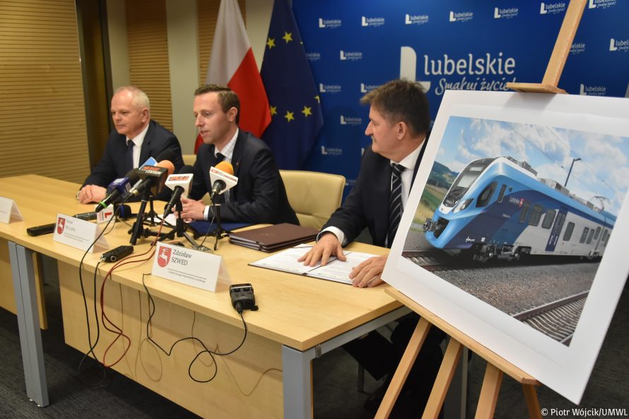 Konferencja prasowa, podczas której wicemarszałek Michał Mulawa i członek zarządu Zdzisław Szwed podpisali umowę na dostarczenie nowych szynobusów.