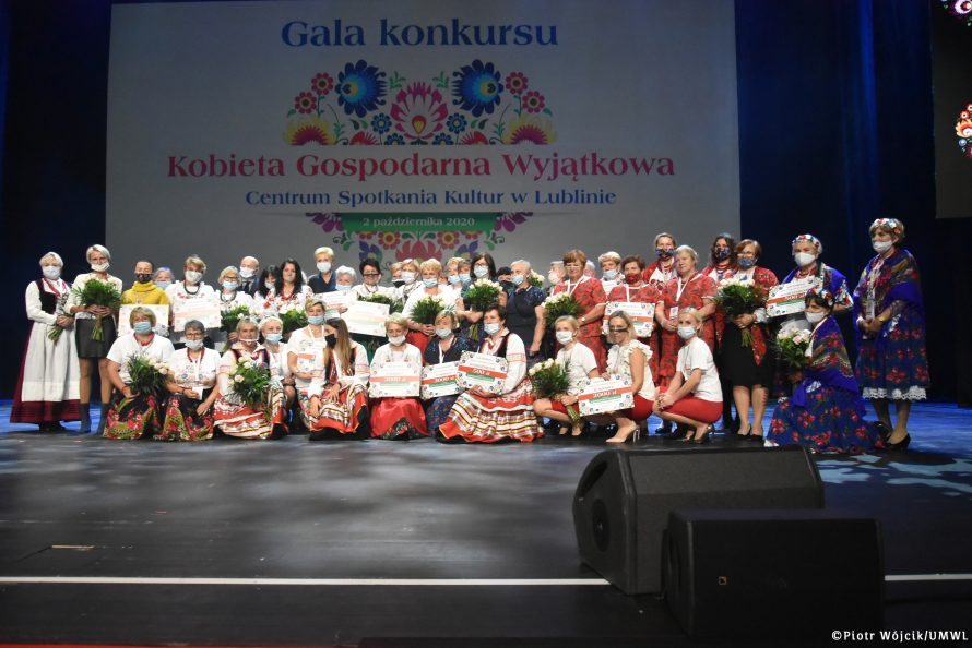 Grupowe zdjęcie uczestniczek konkursu Kobieta Gospodarna Wyjątkowa na scenie CSK, razem z marszałkiem województwa Jarosławem Stawiarskim i Małżonką Prezydenta RP Agatą Kornhauser-Dudą