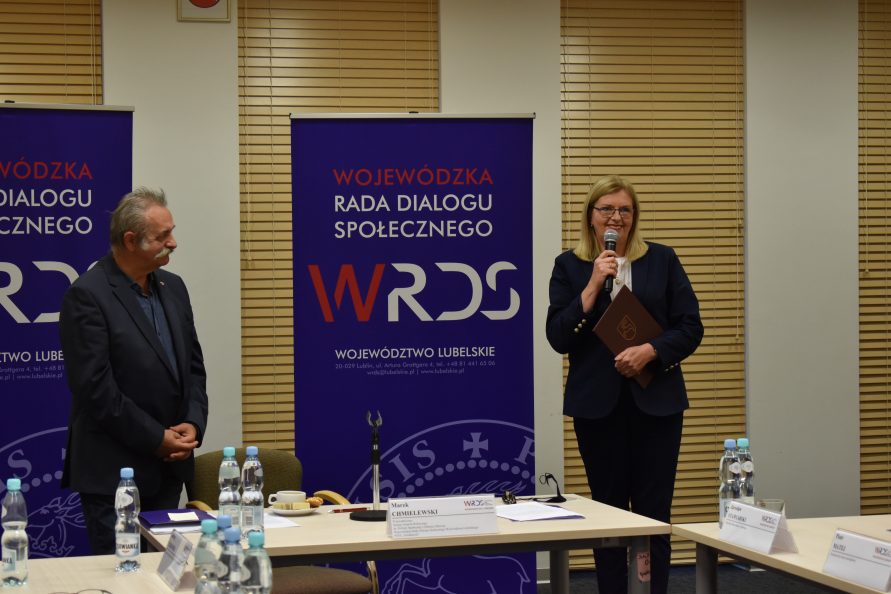 Wręczenie podziękowań Pani Dyrektor Ewie Płocicy-Poślednik za wieloletnią działalność w WRDS WL