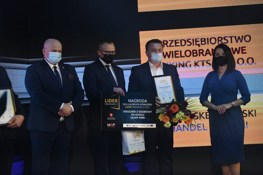 Marszałek Jarosław Stawiarski oraz Minister Artur Soboń wręczają nagrody Liderom Innowacji