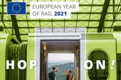 Plakat ukazujący pociąg z otwartymi drzwiami za którymi stoi dwoje dzieci. Po środku znajduje się napis: HOP ON! Na dole po lewej stronie znajduje się napis: Konferencja: rola i znaczenie transportu kolejowego w regionach Europy. budowanie efektywnych regionalnych systemów transportowych opartych na kolei. Po prawej stronie znajduje się napis Save the date! 17 listopada 10-13 na samej górze po lewej stronie znajduje się flaga UE oraz napis European Year of Rail 2021