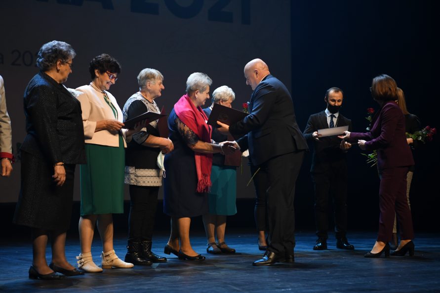 Marszałek WL wręcza nagrody laureatom konkursu Aktywny Senior