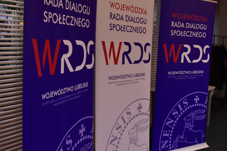 Zdjęcie przedstawiające trzy banery z logotypami WRDS WL