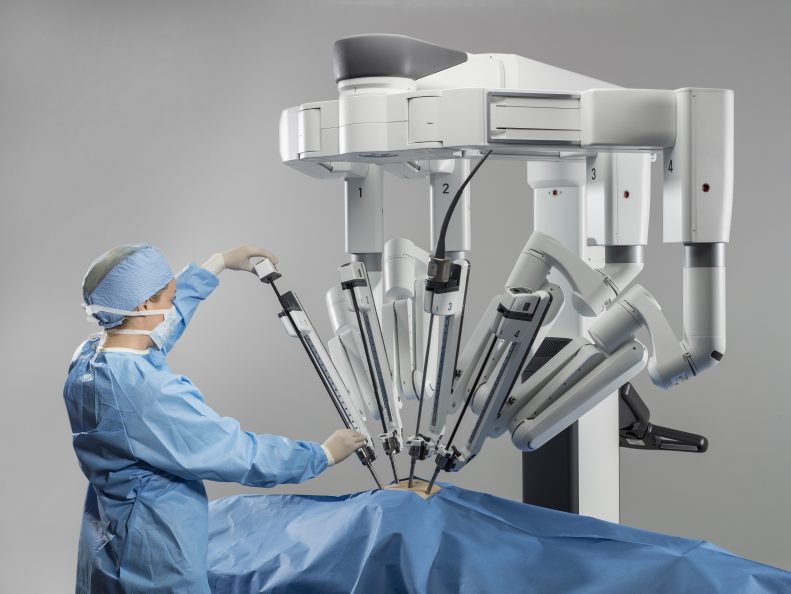 Zdjęcie przedstawia robota chirurgicznego