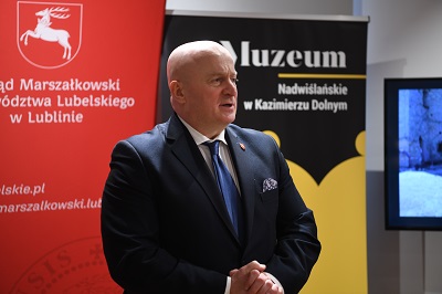 Zdjęcie przedstawiające marszałka województwa lubelskiego Jarosława Stawiarskiego który udziela wypowiedzi podczas konferencji