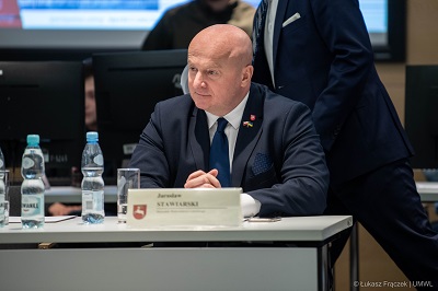 Jarosław Stawiarski Marszałek Województwa Lubelskiego siedzi przy stole konferencyjnym podczas Sesji Sejmiku WL