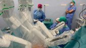 Widok na salę operacyjna oraz czterech lekarzy w trakcie przeprowadzania operacji