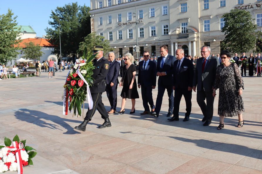 Delegacja składa wiązankę kwiatów na Placu Litewskim w Lublinie