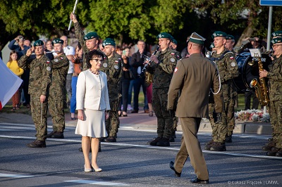 Marszałek Sejmu RP w asyście wojska podczas uroczystości rocznicy wybuchu II wojny światowej