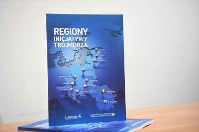 Książka pt. Regiony Inicjatywy Trójmorza ustawiona na stole