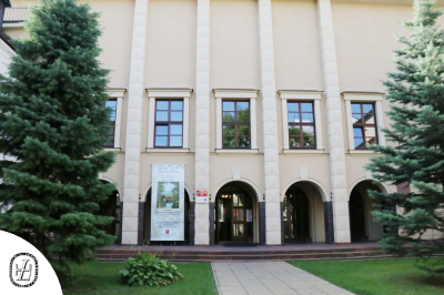 wejście do Biblioteki im. H. Łopacińskiego w Lublinie, widok od ulicy głównej , pora letnia
