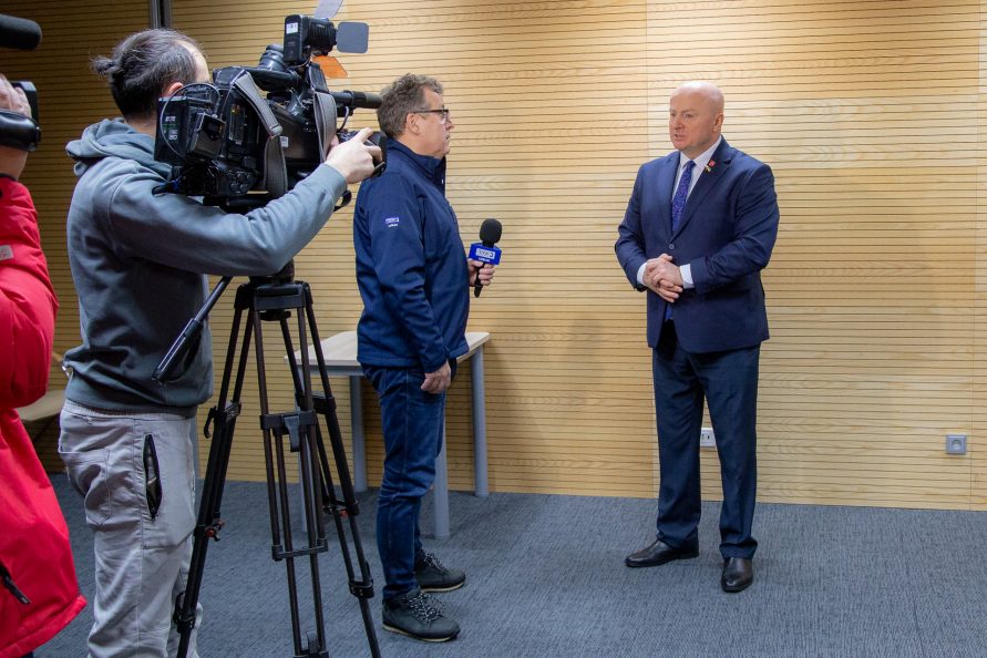 Marszałek WL udziela wywiadu w towarzystwie jednego dziennikarza i operatora kamery