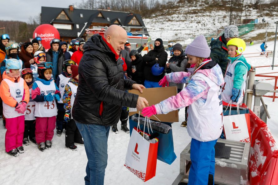 Marszałek WL składa gratulacje dziewczynce, która wygrała slalom w swojej kategorii wiekowej
