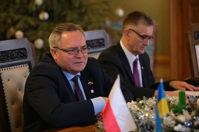 Wicemarszałek Z. Wojciechowski siedzi przy stole w towarzystwie dyrektora UMWL w trakcie spotkania we Lwowie.