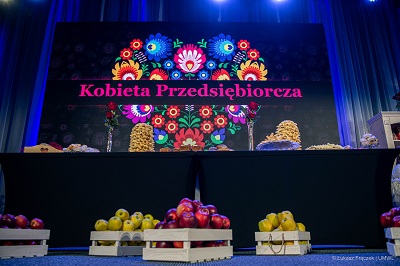 Wystawa składająca sięz jabłek w skrzynkach regionalnych potraw i logo Kobieta Przedsiębiorcza