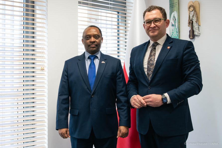 Bartłomiej Bałaban wraz z Ambasadorem Rwandy
