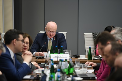 Marszałek WL wypowiada się podczas posiedzenia komietetu ds umowy partnerstwa na lata 2021-2027