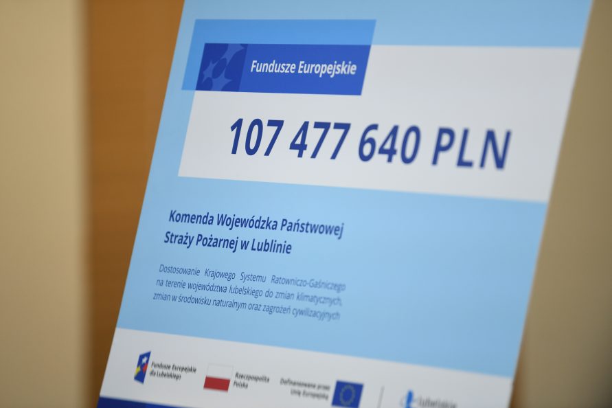 Plansza informującą o 107 mln zł dofinansowania z unijny na pierwszą krajową umowę z funduszy europejskich