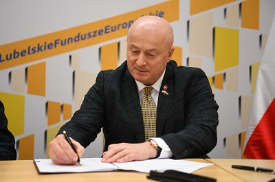 Marszałek WL w trakcie podpisania umowy na fundusze unijne dla szpitala dziecięcego w Lublinie