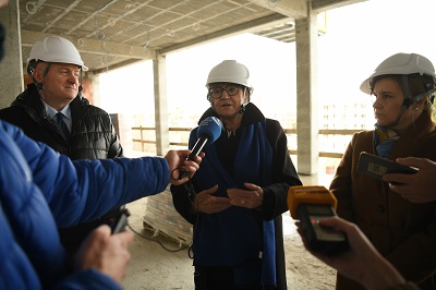 Przedstawiciele samorządu opowiadają o powstającym budynku