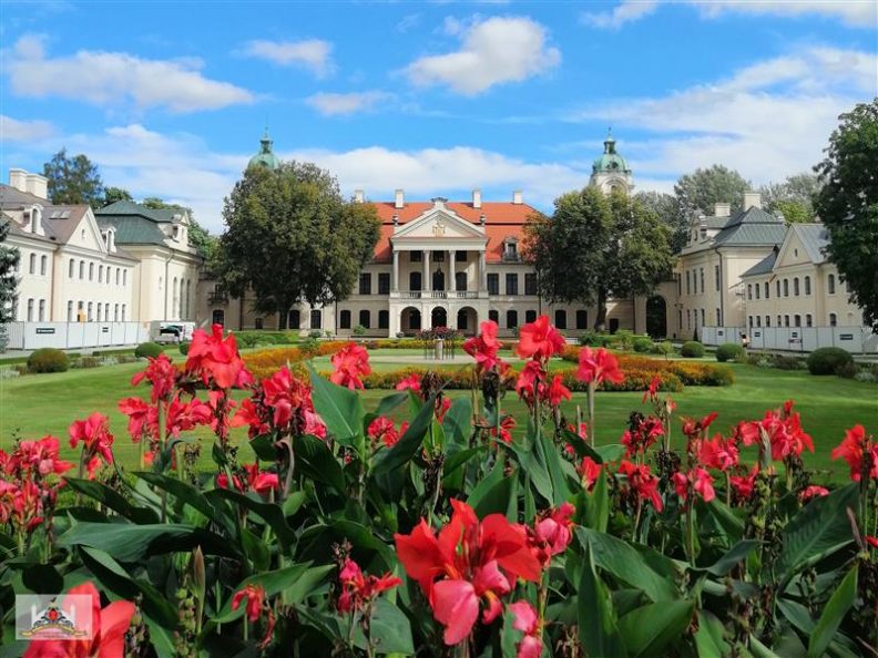 pałac w Kozłówce, widok od frontu na pierwszym planie kwiaty