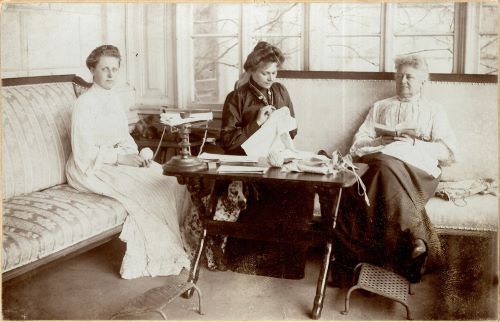 czarno-białe zdjęcie trzech kobiet
