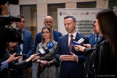 Wicemarszałek Michał Mulawa udziela odpowiedzi na pytania dziennikarzy podczas konferencji