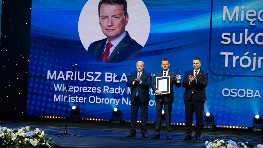 Wręczenie nagrody dla Mariusza Błaszczaka Ministra Obrony Narodowej