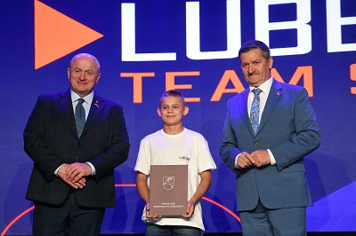Jarosław Stawiarski i Zdzisław Szwed w towrzystwie młodego sportowca z Lubelskie Team Sport