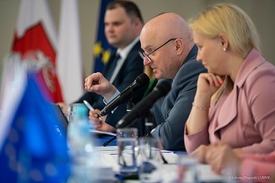 Marszałek WL Jarosław Stawiarski wypowiada się podczas posiedzenia Komitetu Monitorującego