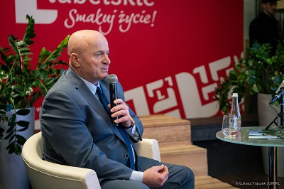 Marszałek WL Jarosław Stawiarski podczas wywiadu
