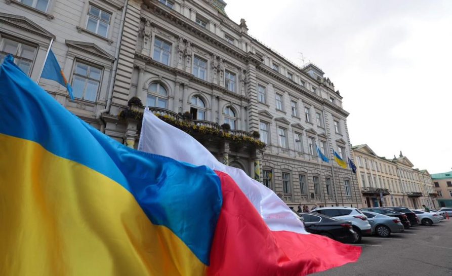 widok na budynek i dwie flagi przed nim polską i ukraińską