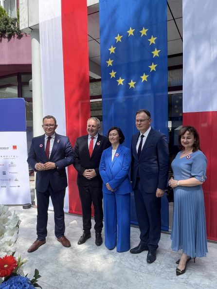 Bartłomiej Bałaban wraz z uczestnikamie Swięta Narodowej Republiki Francuskiej w ambasadzie Francji w Warszawie