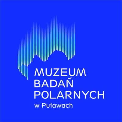 napis muzeum Badań polarnych w puławach na niebieskim tle