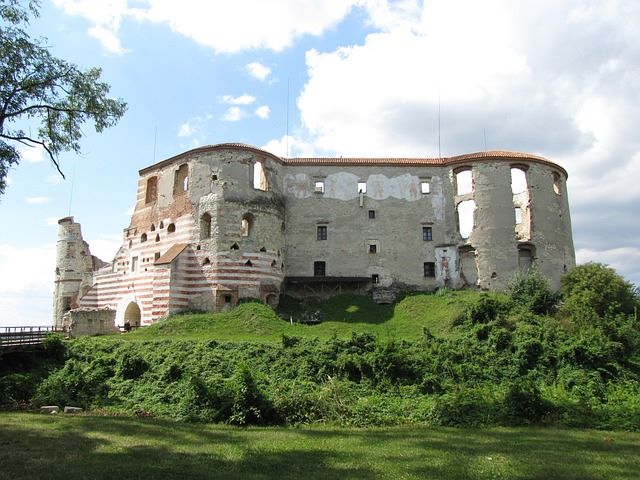 skarpa i zamek w Janowcu