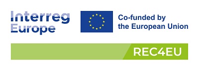 logo proejktu REC4EU. Z lewej strony w rogu nazwa programu Interreg Europa. Na środku flaga UE. Na samym dole jasno zielony pasek z nazwą projektu.