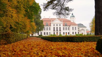 widok na pałac w Kozłówce od strony parku