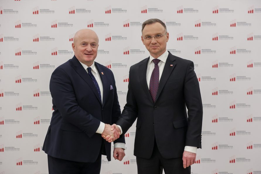 Prezydent Andrzej Duda podaje rękę Marszałkowi Województwa Lubelskiego Jarosławowi Stawiarskiemu